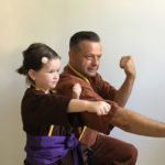 Auf dem Bild sieht man Andreas Hoffmann und seine Tochter beim Training von Kinder Kung Fu in Bamberg. Kinder Kung Fu Bamberg ist ein Kampfsport der speziell auf Selbstverteidigung für Kinder ausgelegt ist.