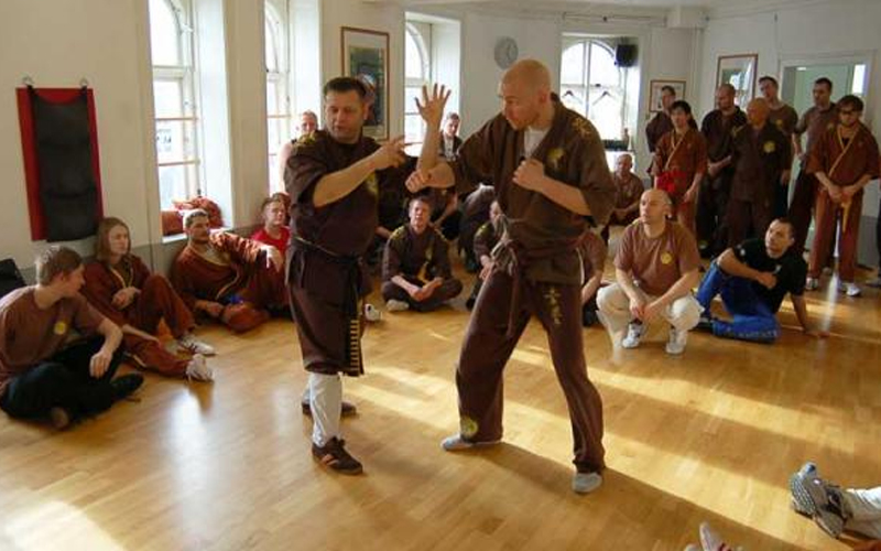 In dem Bild ist Andreas Hoffmann mit einer Gruppe von Männern und Frauen zu sehen, welche Weng Chun Kung Fu Bamberg (Selbstverteidigung Bamberg) trainieren. Weng Chun Kung Fu Bamberg (Selbstverteidigung Bamberg ist ein effektiver Kampfsport zu Selbstverteidigung in Bamberg.
