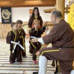 Man sieht glückliche Kinder in dem Kurs von Kinder Kung Fu Bamberg (Selbstverteidigung für Kinder), welche Kung Fu trainieren.