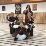 Man sieht den Kung Fu Trainer Andreas Hoffmann und seine Schüler des Kinder Kung Fu Selbstverteidigungskurses in Bamberg lächeln.