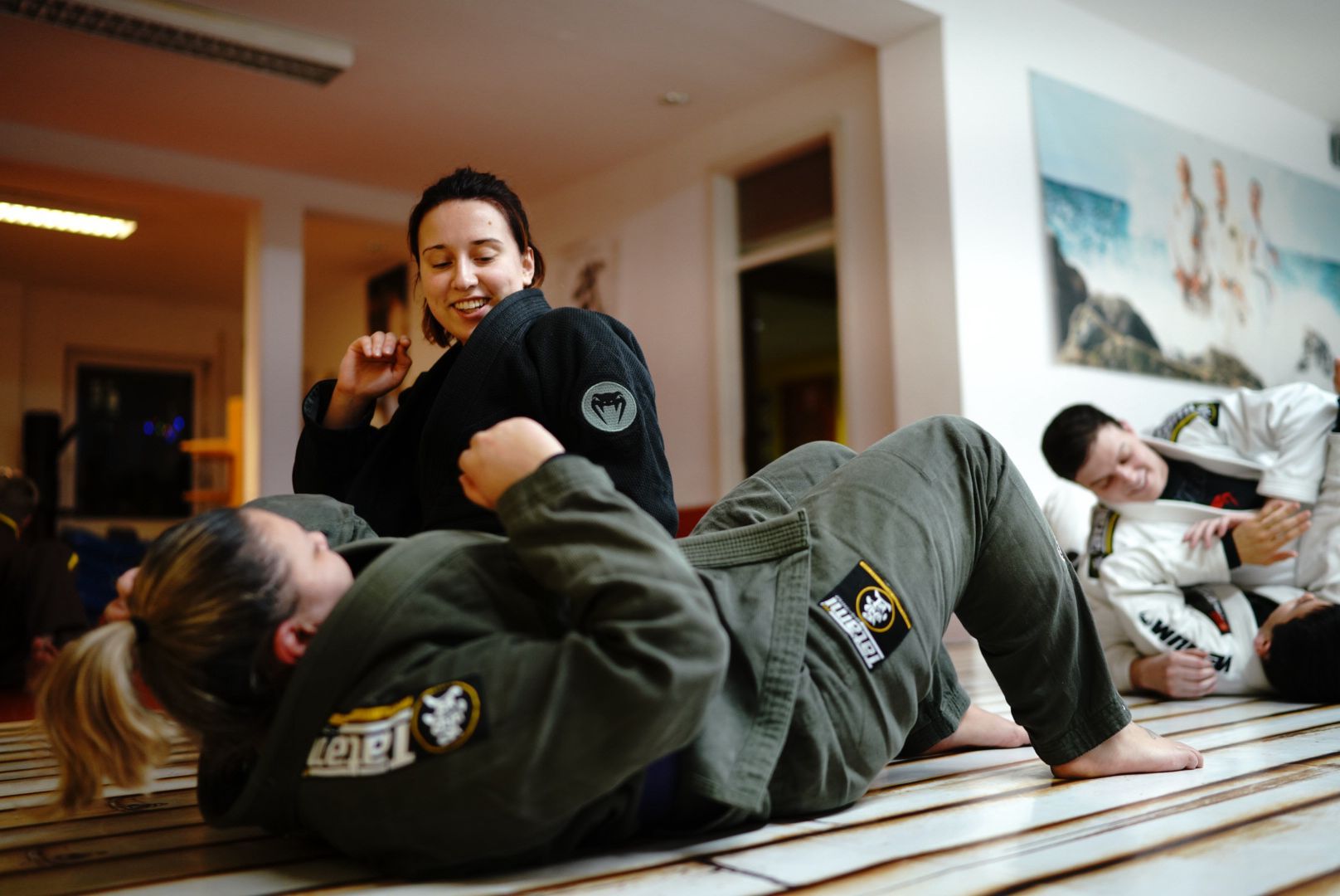 Die Frauen des Brazilian Jiu Jitsu Tiger Teams in Bamberg beim Kampfsport Brazilian Jiu Jitsu. Das Brazilian Jiu Jitsu Training in Bamberg (BJJ Bamberg), konzentriert sich auf MMA-Vorbereitung, Fitness und Selbstverteidigung. BJJ Bamberg ist ideal für Männer und Frauen. Eine sehr effektiver Kampfsport in Bamberg.