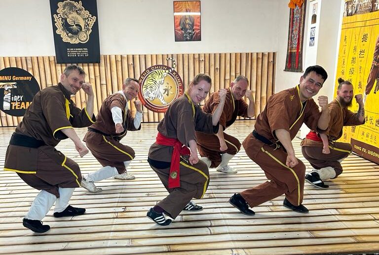 In dem Bild ist eine Gruppe von Männern und Frauen zu sehen, welche Weng Chun Kung Fu Bamberg (Selbstverteidigung Bamberg) trainieren.