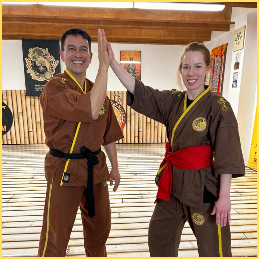 Auf dem Bild zu sehen ist ein Mann und eine Frau der Kung Fu Kampfsport Schule Bamberg. In einer unterstützenden Gemeinschaft Selbstverteidigung in Bamberg lernen.