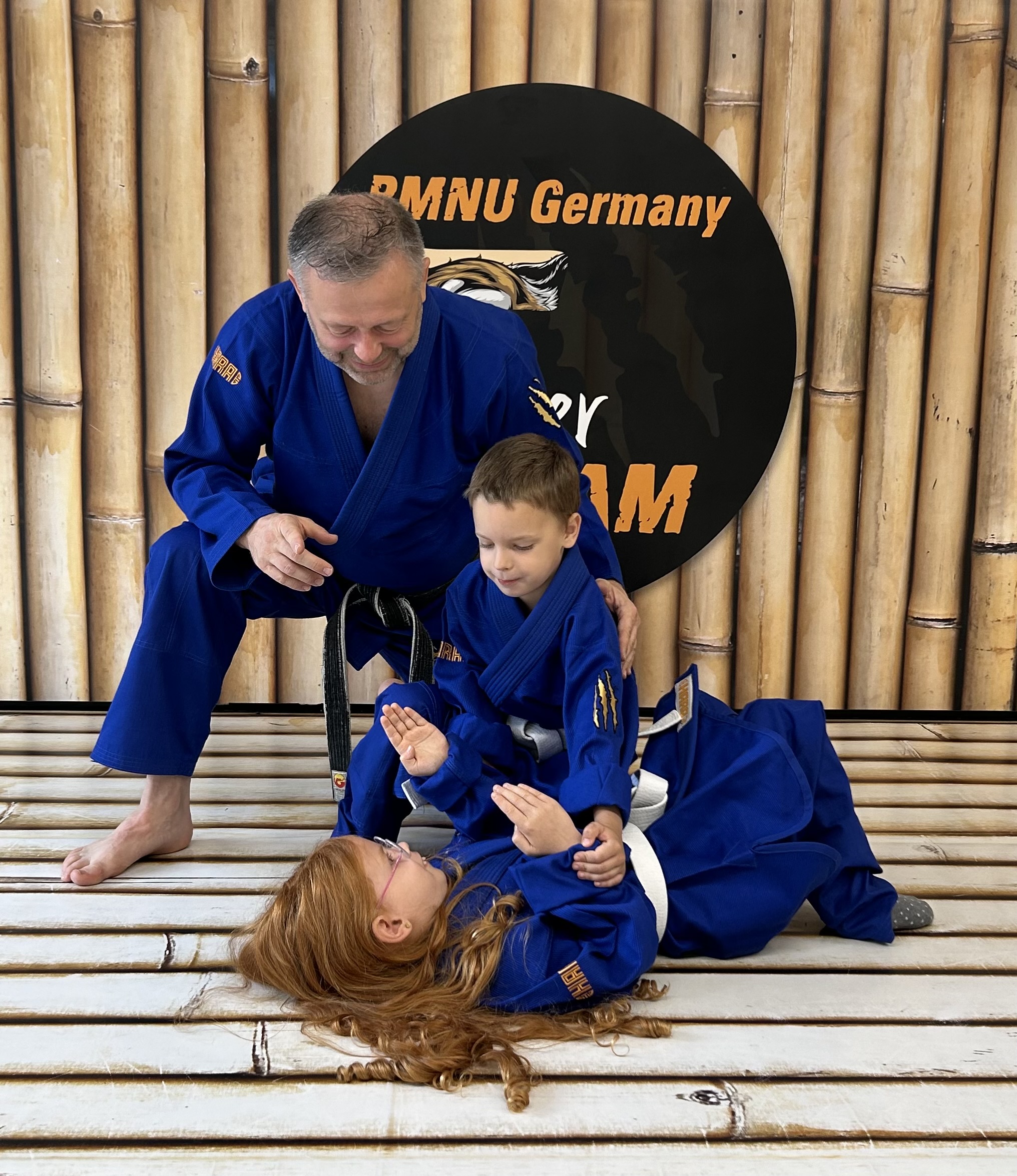 Das Kindertraining des Brazilian Jiu Jitsu Tiger Teams in Bamberg beim Kampfsport Brazilian Jiu Jitsu im Bamberg (BJJ Bamberg). Das Brazilian Jiu Jitsu Kindertraining in Bamberg (BJJ Bamberg) für Kinder ist eine spielerische Freizeitbeschäftigung in Bamberg, welche pädagogische Werte wie Disziplin, Selbstvertrauen und Teamgeist lehrt und die Fitness fördert. BJJ Bamberg ist ideal für Kinder. Eine sehr effektiver Kampfsport in Bamberg mit welchem sich die Kinder gut selbst verteidigen können.