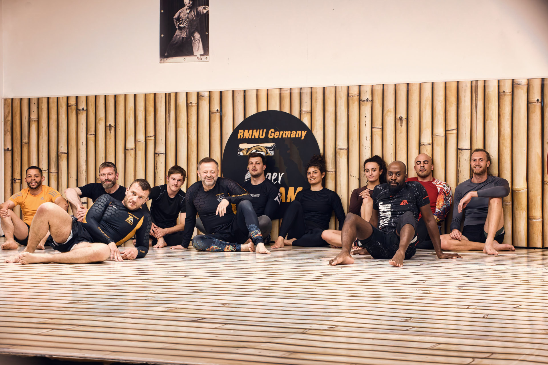 Mitglieder des Tiger Teams Bamberg. Brazilian jiu Jitsu Bamberg. Selbstverteidigung Bamberg. Ein Mitglied des Tiger Teams in Bamberg beim intensiven Kampfport namens Brazilian Jiu Jitsu in Bamberg (BJJ Bamberg), konzentriert auf MMA-Vorbereitung, Fitness und Selbstverteidigung. BJJ Bamberg ist ideal für Männer und Frauen. Eine sehr effektiver Kampfsport in Bamberg.