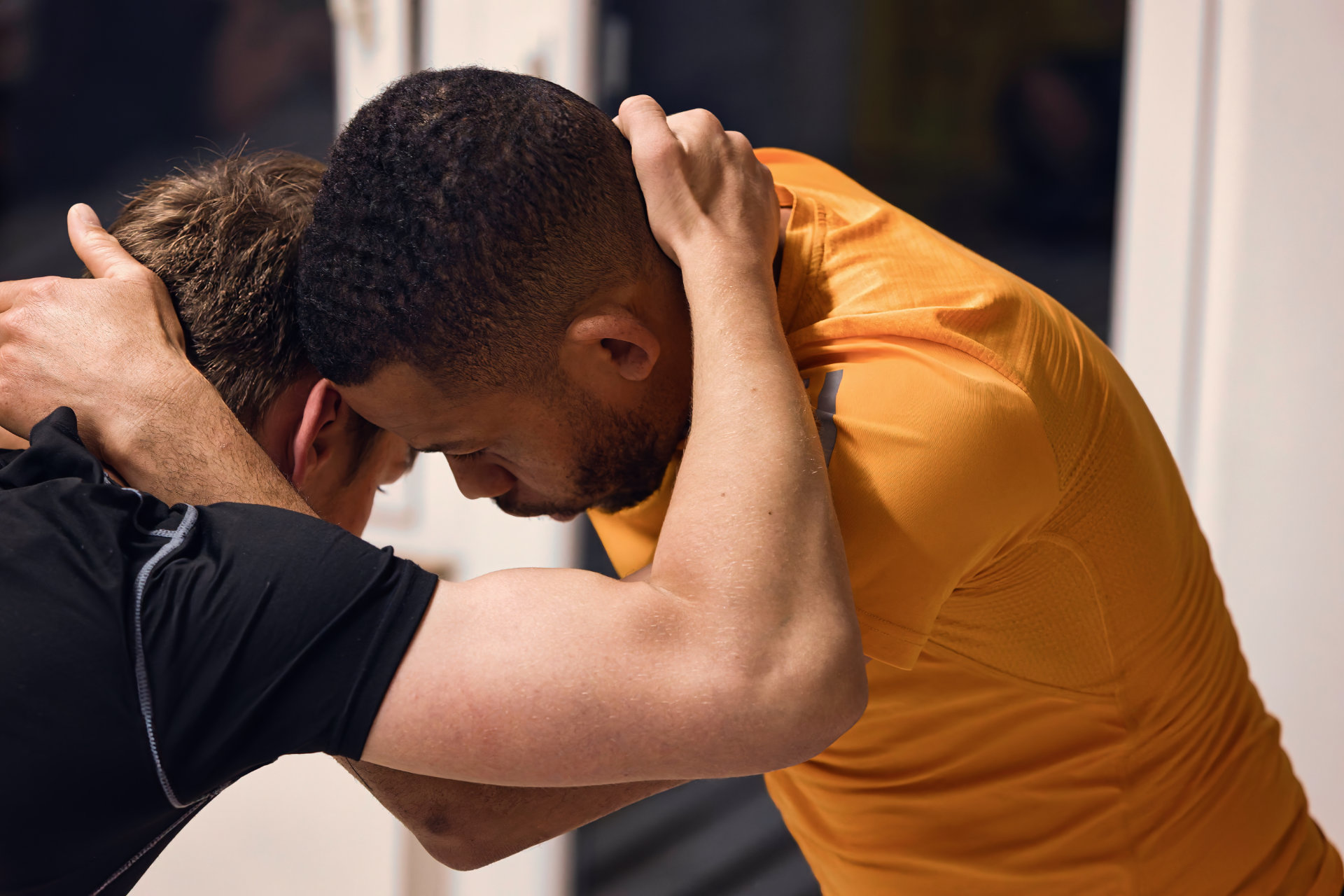 Brazilian Jiu Jitsu in Bamberg für Männer. Intensiver Kampfsport in Bamberg. Männer die Selbstverteidigung in Bamberg lernen. Männer beim intensiven Brazilian Jiu Jitsu Training in Bamberg(BJJ Bamberg), konzentriert auf MMA-Vorbereitung, Fitness und Selbstverteidigung. BJJ Bamberg ist ideal für Männer und Frauen. Eine sehr effektiver Kampfsport in Bamberg.