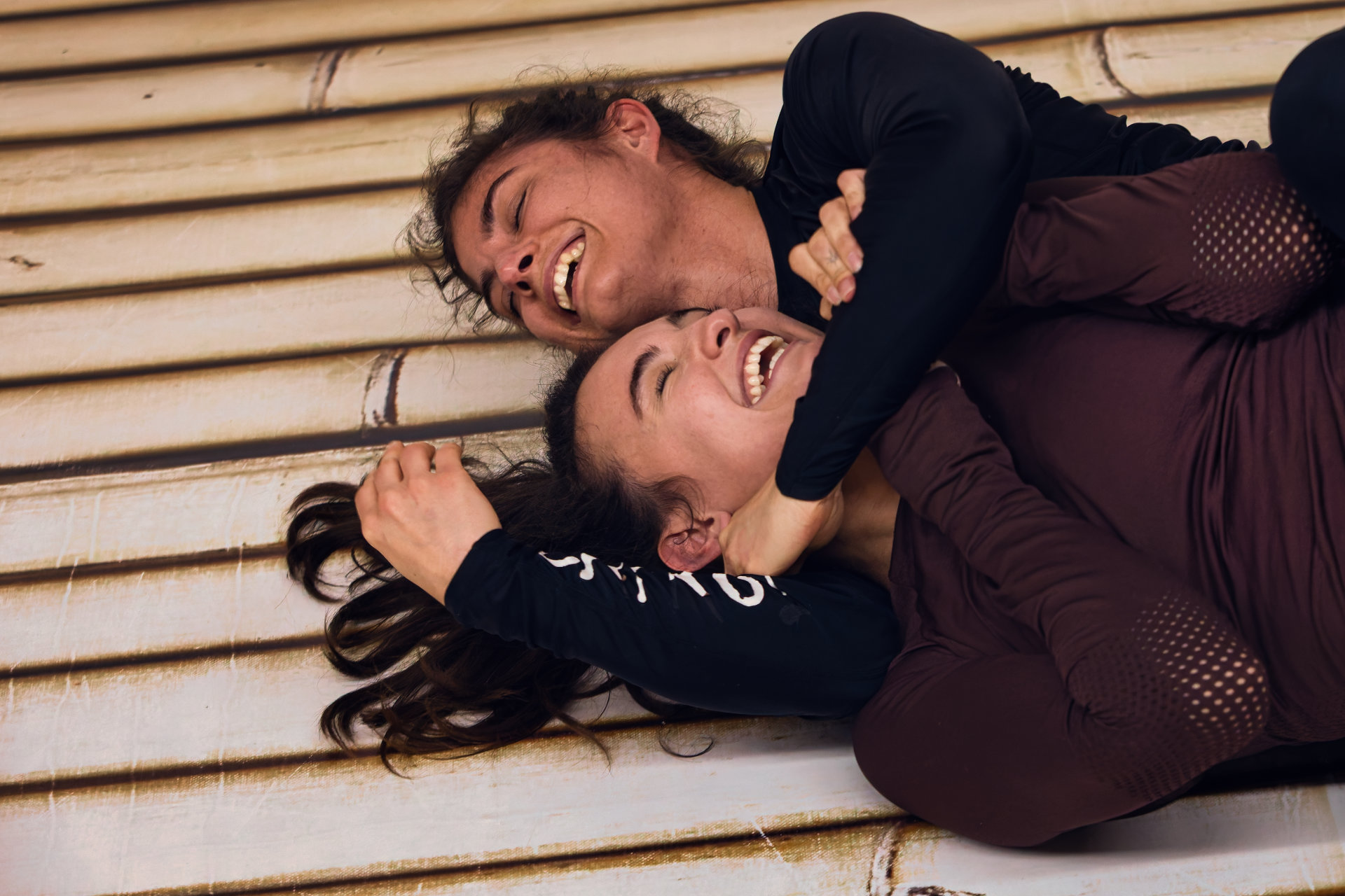 Engagierte Frauen beim Brazilian Jiu Jitsu Training in Bamberg, verbessern Fitness und erlernen Selbstverteidigung in sicherer Umgebung. (BJJ Bamberg) Engagierte Frauen beim Wettkampf von Brazilian Jiu Jitsu. Brazilian Jiu Jitsu in Bamberg (BJJ Bamberg), verbessern Fitness und erlernen mit diesem effektiven Kampfsport Selbstverteidigung in sicherer Umgebung. BJJ Bamberg ist ideal für Männer und Frauen. Eine sehr effektiver Kampfsport in Bamberg.