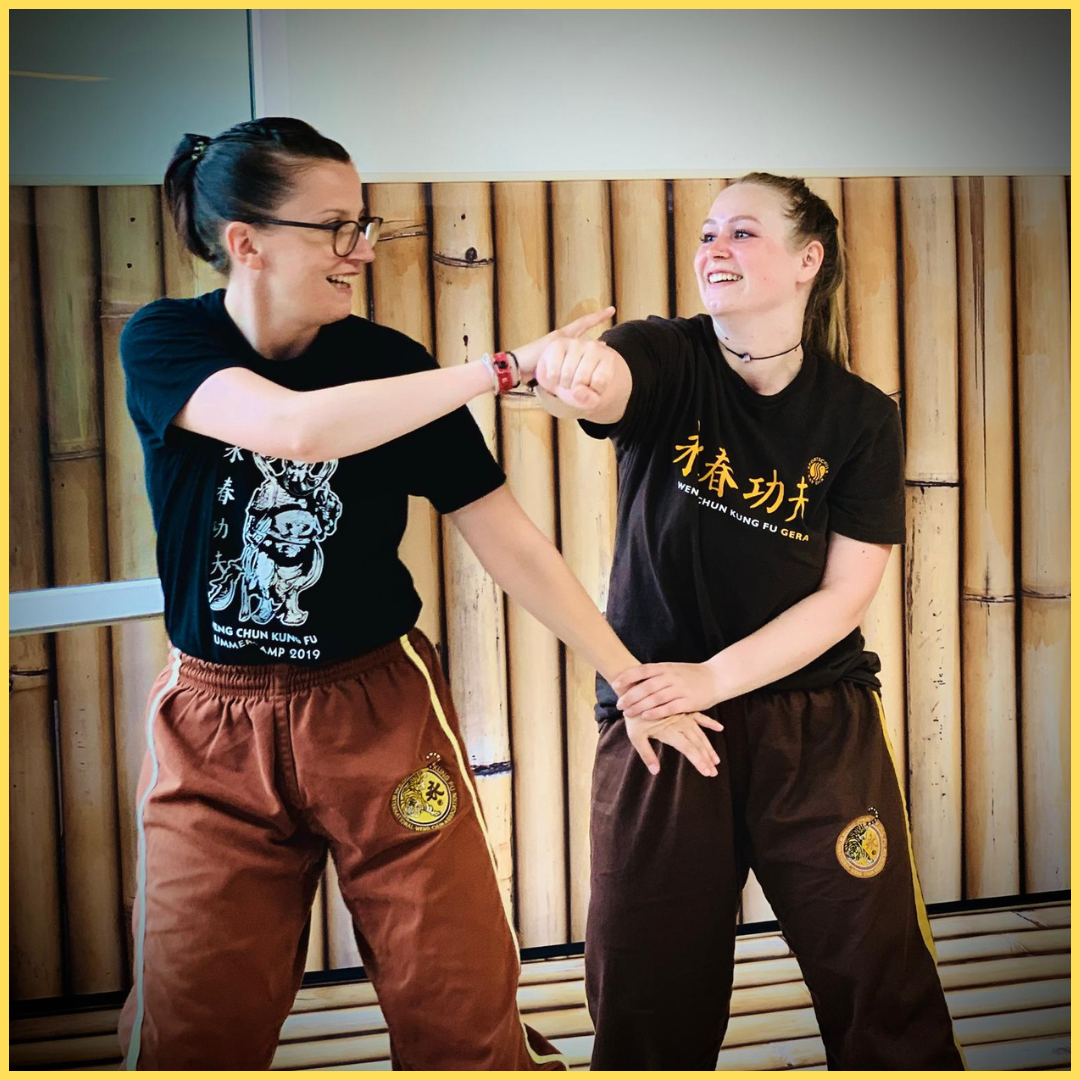 Das Bild zeigt Mütter im Selbstverteidigungskurs in Bamberg. Sie lernen praxisnahe Techniken zur Selbstverteidigung, gewinnen Selbstvertrauen und werden ein starkes Vorbild für ihre Kinder.