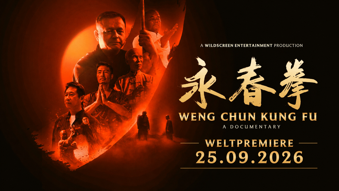 weng chun movie title.1170x5000.5c95565442f235 Mehrere Personen in traditioneller Kampfkunstkleidung sind in warmen Orangetönen vor einem dunklen Hintergrund arrangiert. Im Zentrum steht eine große kalligrafische Schrift in asiatischen Zeichen, daneben der Titel 'Weng Chun Kung Fu' und der Hinweis auf eine Dokumentation. Unten ist das Datum der Weltpremiere, '25.09.2026', in großen goldenen Buchstaben hervorgehoben. Die Komposition vermittelt eine feierliche und dramatische Atmosphäre.