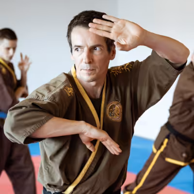 Meister Sifu Sebastian Mehler in der Weng Chun Schule Gerlingen, wie er eine Anwendung vorführt.